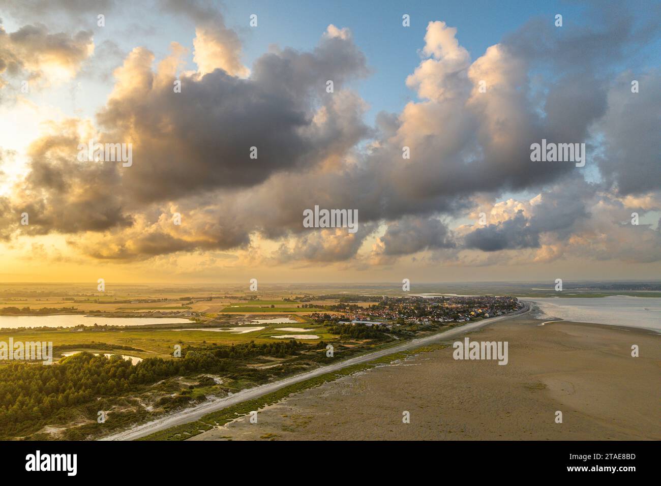Francia, Somme (80), Baie de Somme, Le Crotoy, Lever du soleil derrière le Crotoy (vista aérea) Foto de stock