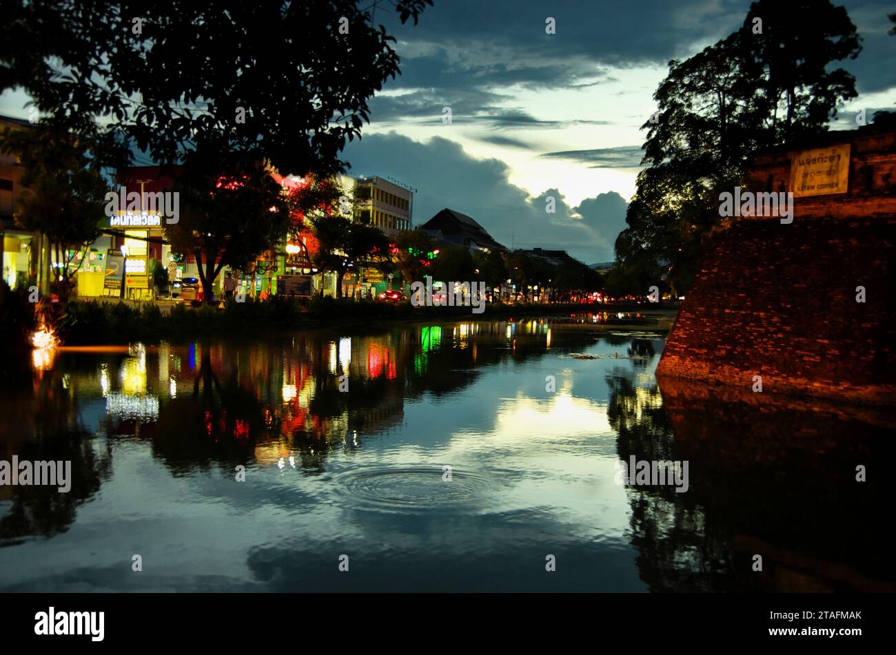 Reflejo del foso en el histórico canal de Chiang Mai. Foto de stock