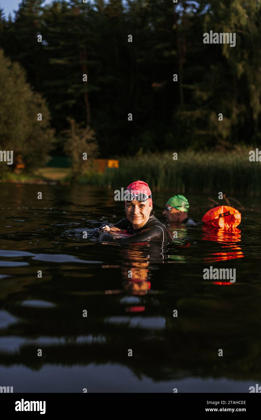Grupo de nadadores profesionales nadan en aguas abiertas. Foto de stock