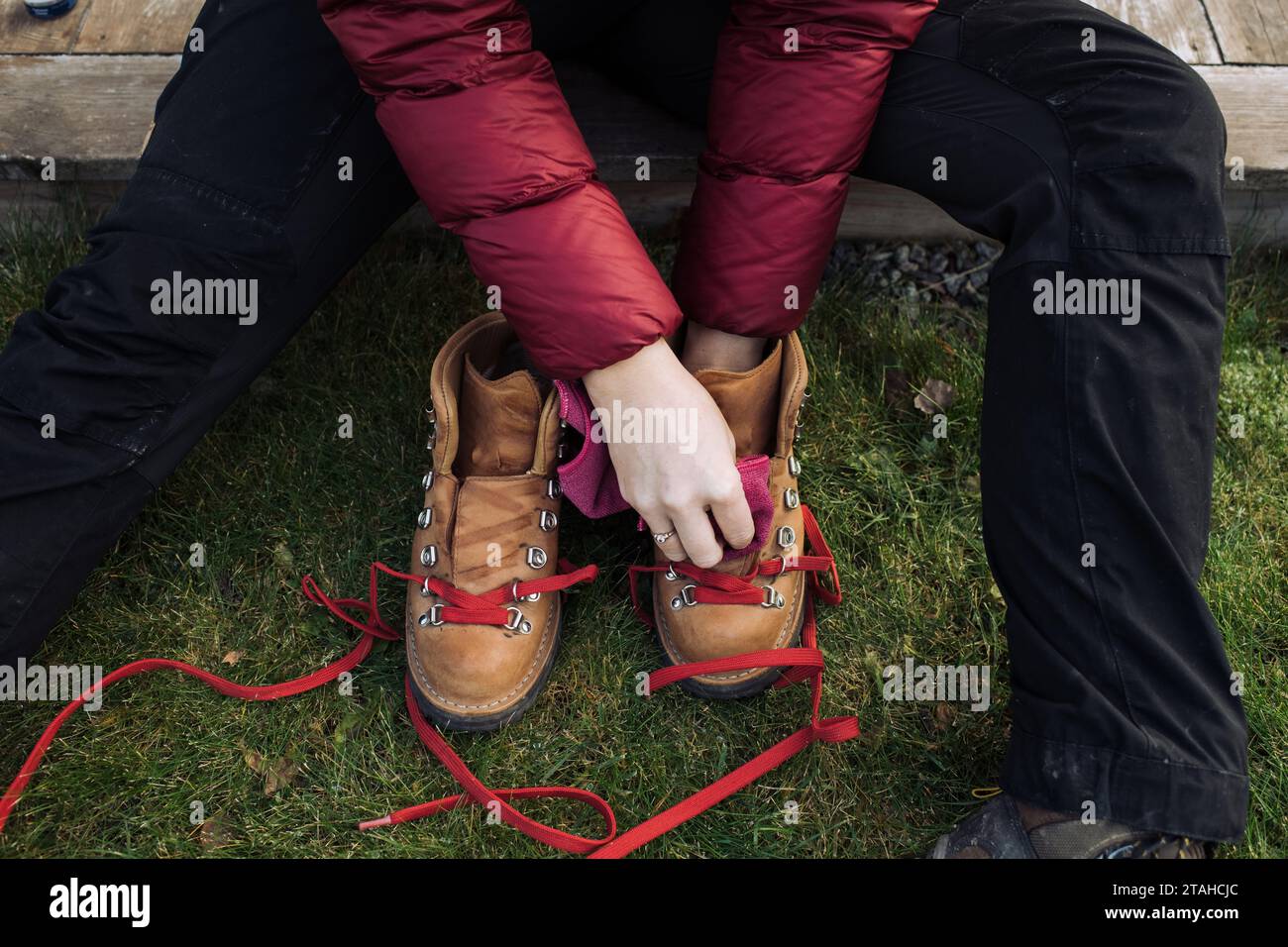 Mujer joven con chubasquero amarillo y botas de goma en la naturaleza  primaveral Fotografía de stock - Alamy