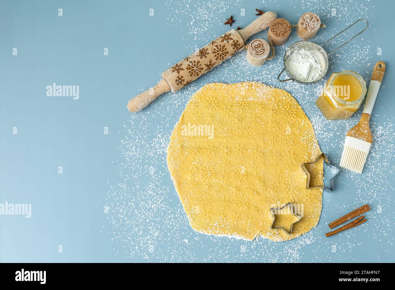 Masa de galletas de jengibre, moldes, miel y rodillo Foto de stock