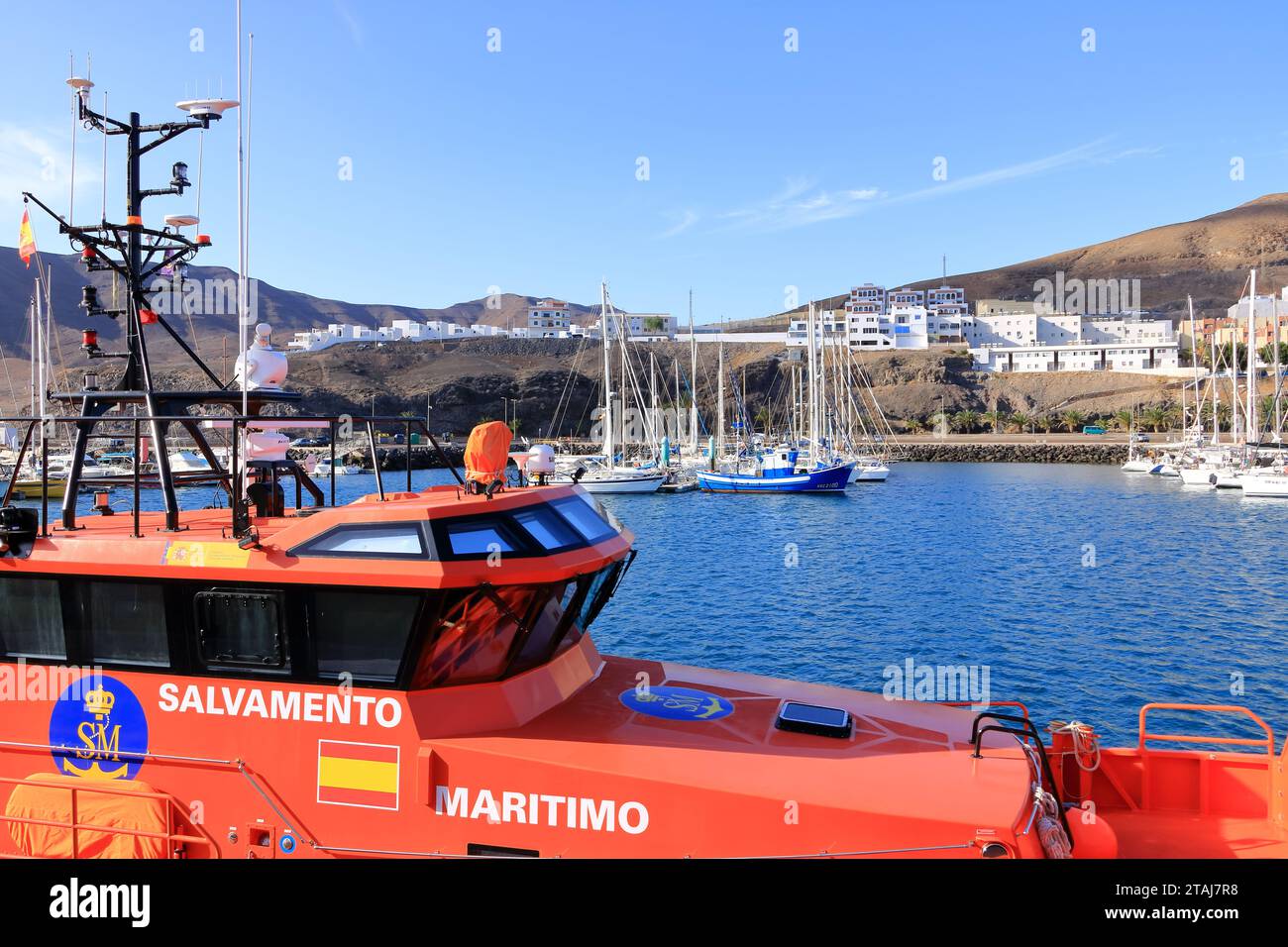 24 de noviembre de 2023 - Gran Tarajal, Fuerteventura, Islas Canarias, España en Europa: Un buque de búsqueda y rescate amarrado en Puerto Foto de stock