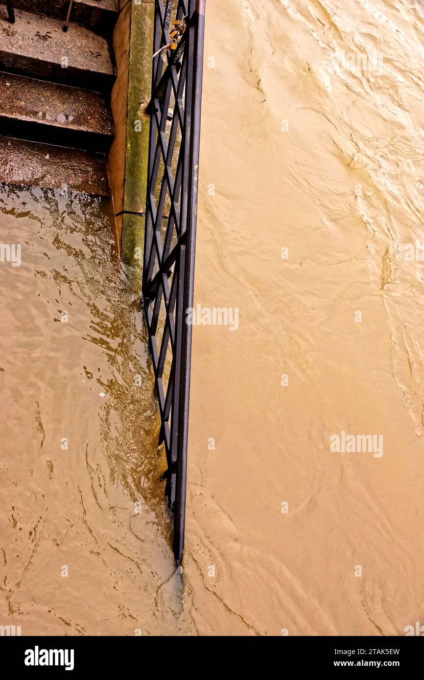 série de photo pry les 4 et 5 juin 2016 à Paris lors de la crue de la seine - serie de fotos tomadas el 4 y 5 de junio de 2016 en París durante la inundación Foto de stock