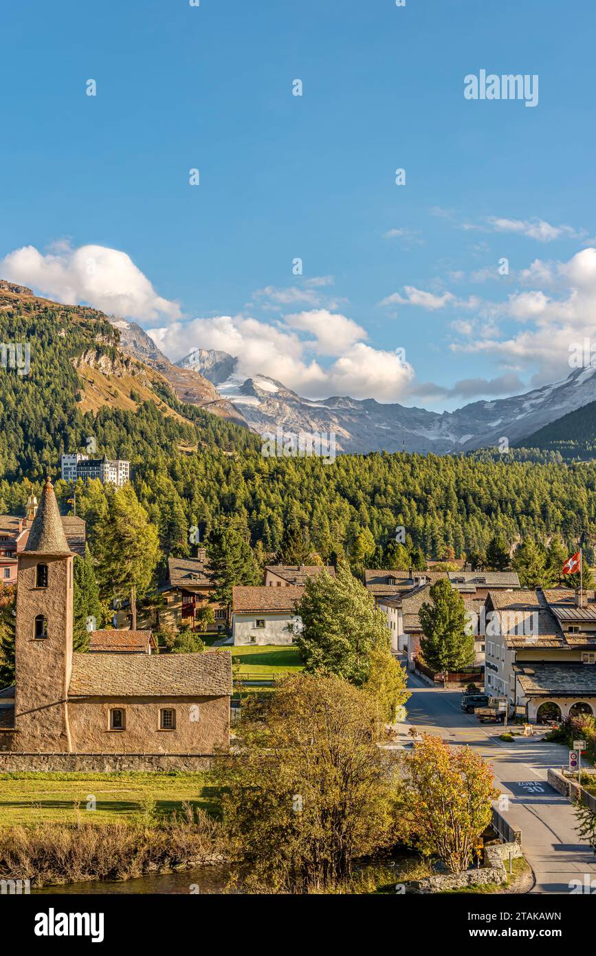 Iglesia de Sils-Baselgia en el lago de Sils en otoño, Engadine, Grisons, Suiza Foto de stock