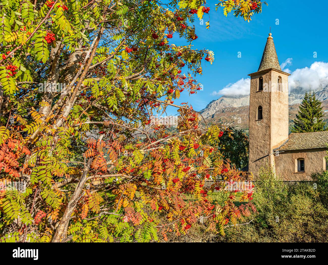 Iglesia de Sils-Baselgia en el lago de Sils en otoño, Engadine, Grisons, Suiza Foto de stock