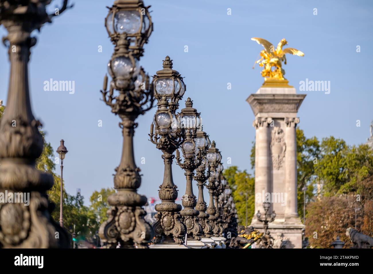 París, Francia - 8 de octubre de 2023 : Vista del Pont Alexandre III, el famoso puente de arco de cubierta con esculturas y hermosas linternas en París Francia Foto de stock
