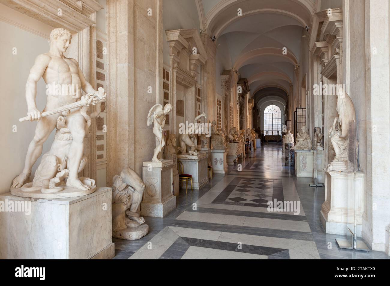 Corredor del Museo Capitolino de Roma lleno de esculturas. Roma, Italia. Foto de stock