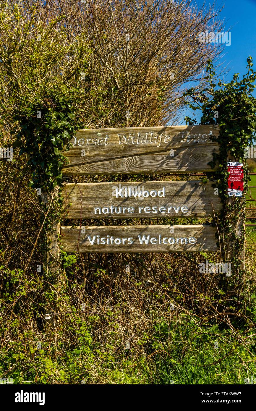 WAREHAM, INGLATERRA – APR 2 2021: Señal para la reserva natural de Kilwood, cerca de Wareham, Dorset, Inglaterra, Reino Unido, retrato Foto de stock
