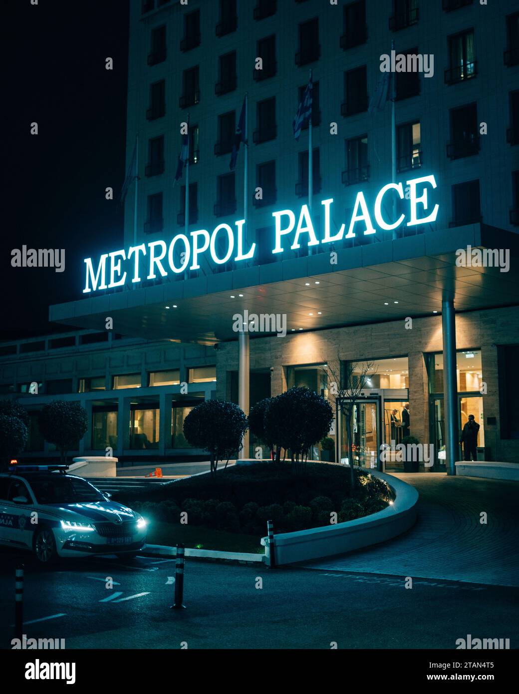 Metropol Palace Hotel signo en la noche en Belgrado, Serbia Foto de stock