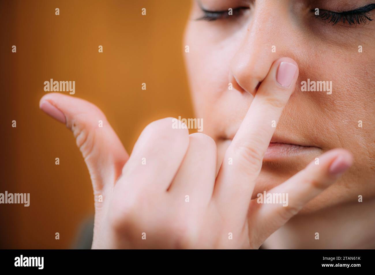 Respiración de fosas nasales alterna Foto de stock