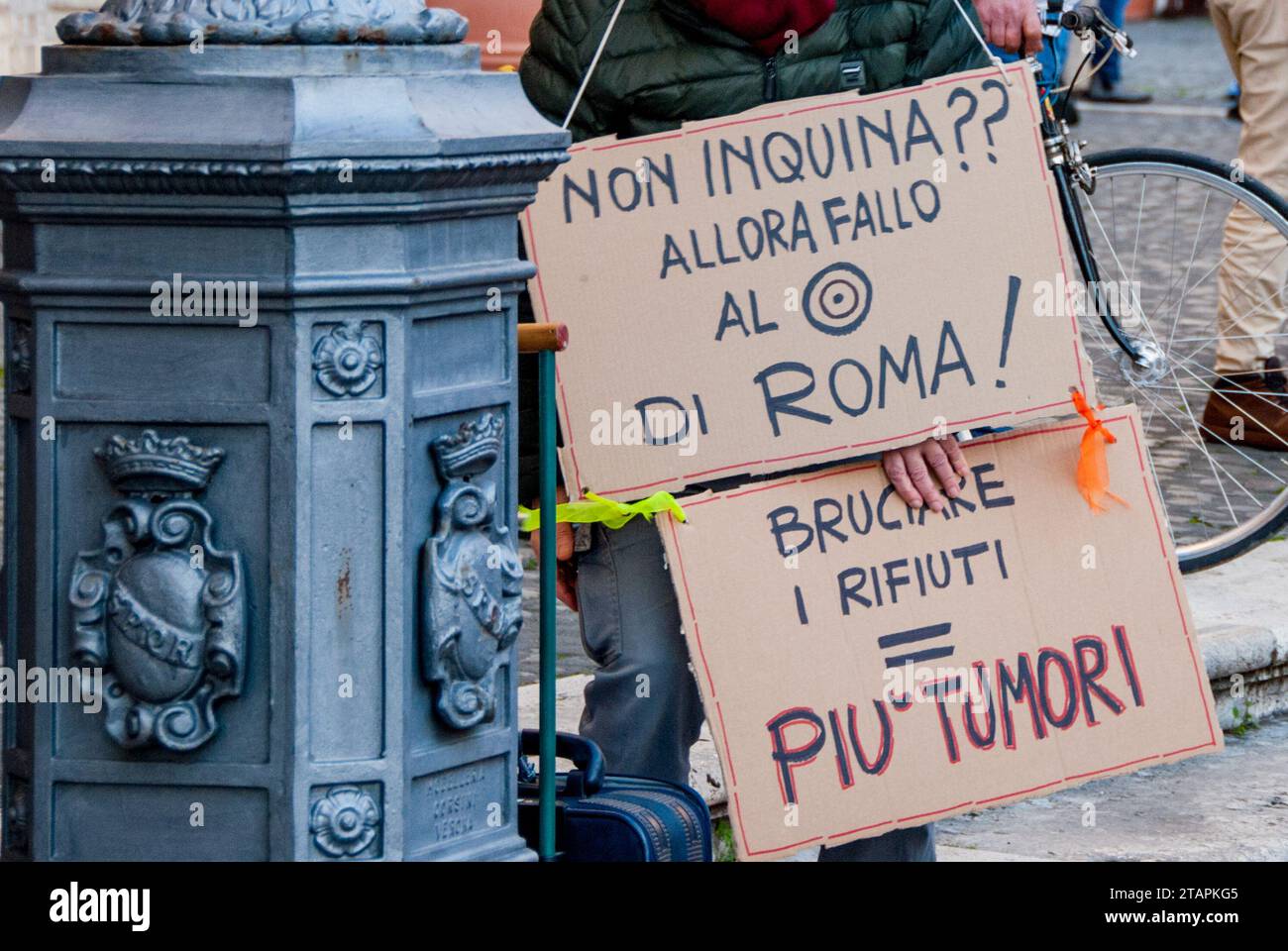 Roma, . 2 de diciembre de 2023. 02/12/2023 Roma Una manifestación en el Campidoglio para decir 'no' a la planta de residuos a energía. PD: La foto se puede utilizar de acuerdo con el contexto en el que fue tomada, y sin intención difamatoria del decoro de las personas representadas. Crédito: Agencia Fotográfica Independiente/Alamy Live News Foto de stock