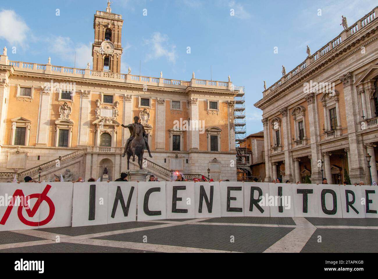 Roma, . 2 de diciembre de 2023. 02/12/2023 Roma Una manifestación en el Campidoglio para decir 'no' a la planta de residuos a energía. PD: La foto se puede utilizar de acuerdo con el contexto en el que fue tomada, y sin intención difamatoria del decoro de las personas representadas. Crédito: Agencia Fotográfica Independiente/Alamy Live News Foto de stock