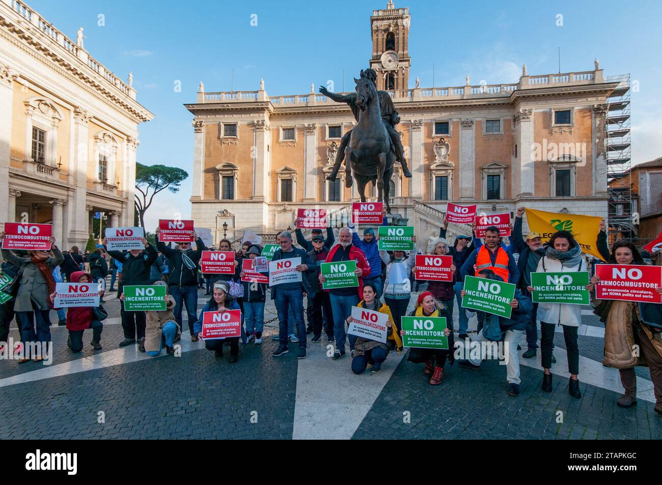 Roma, . 2 de diciembre de 2023. 02/12/2023 Roma Una manifestación en el Campidoglio para decir 'no' a la planta de residuos a energía. PD: La foto se puede utilizar de acuerdo con el contexto en el que fue tomada, y sin intención difamatoria del decoro de las personas representadas. Crédito: Agencia Fotográfica Independiente/Alamy Live News Foto de stock