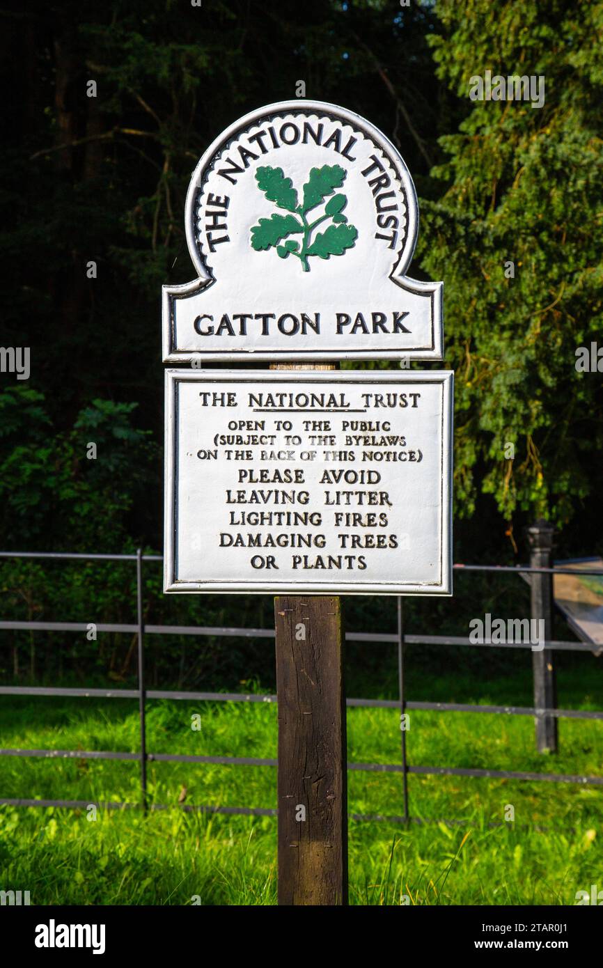 Señal hacia Gatton Park a lo largo de North Downs Way, Surrey, Inglaterra Foto de stock