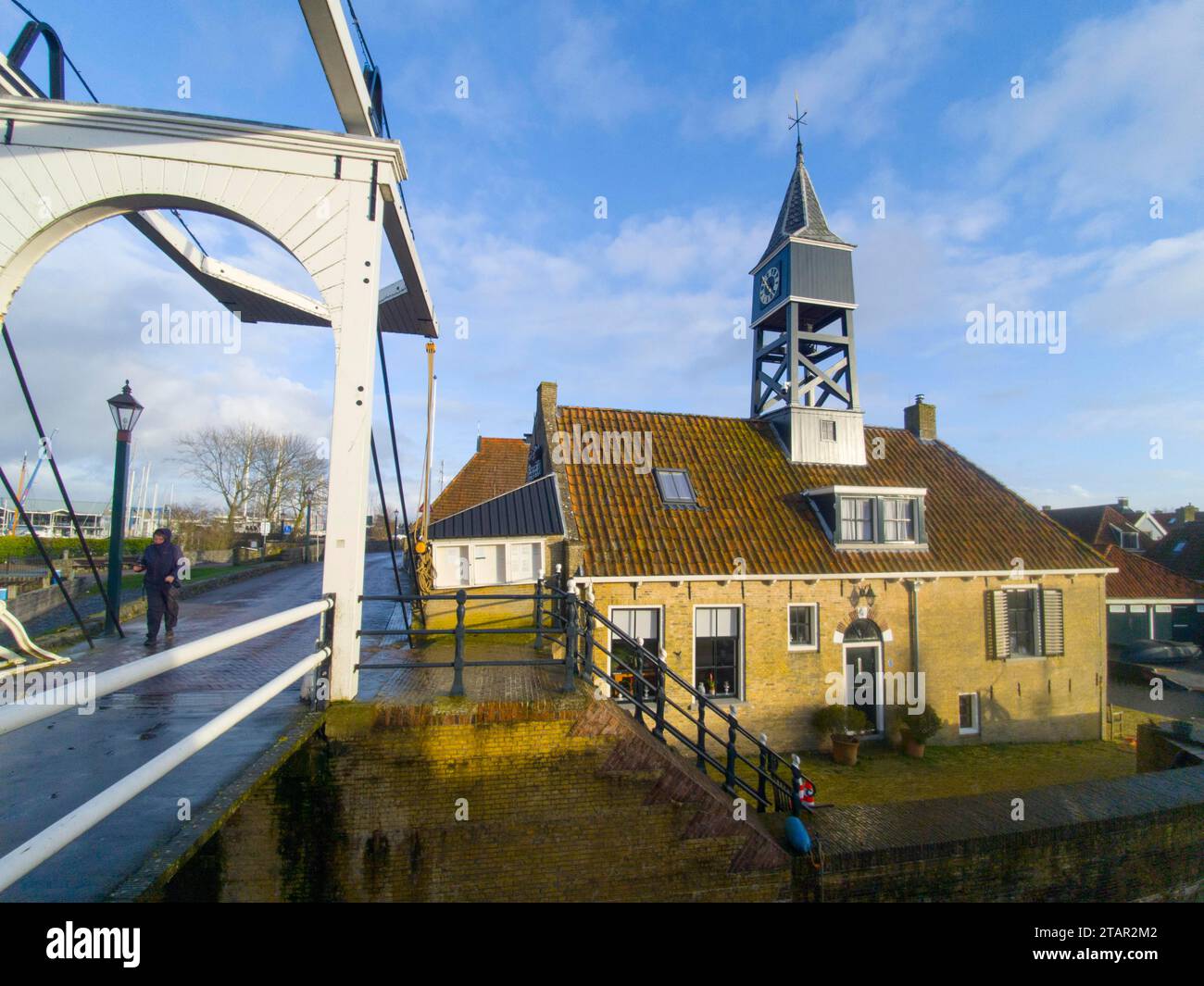 Puente levadizo y cerradura casa, Hindeloope, Hylpen, Hielpen, Frisia, Sudwest-Fryslan, Fryslan, Países Bajos Foto de stock