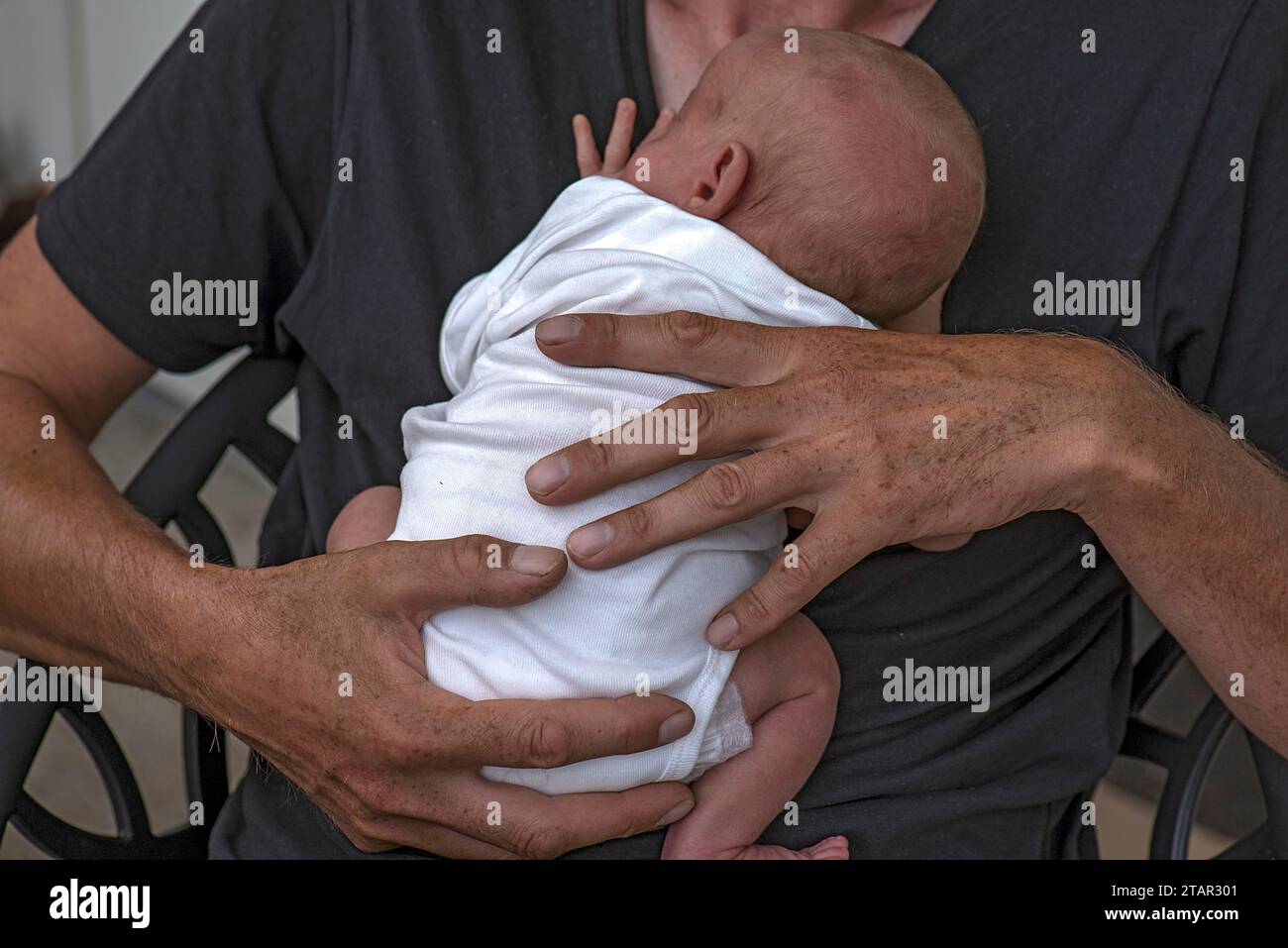 Bebé en los brazos del joven abuelo, Mecklemburgo-Pomerania, Alemania Foto de stock