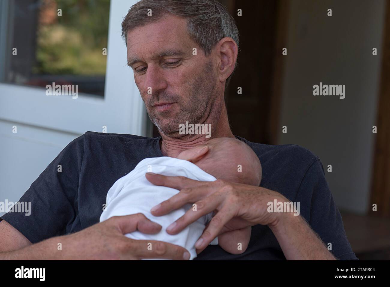 Abuelo joven con su nieto recién nacido, Mecklemburgo-Pomerania, Alemania Foto de stock