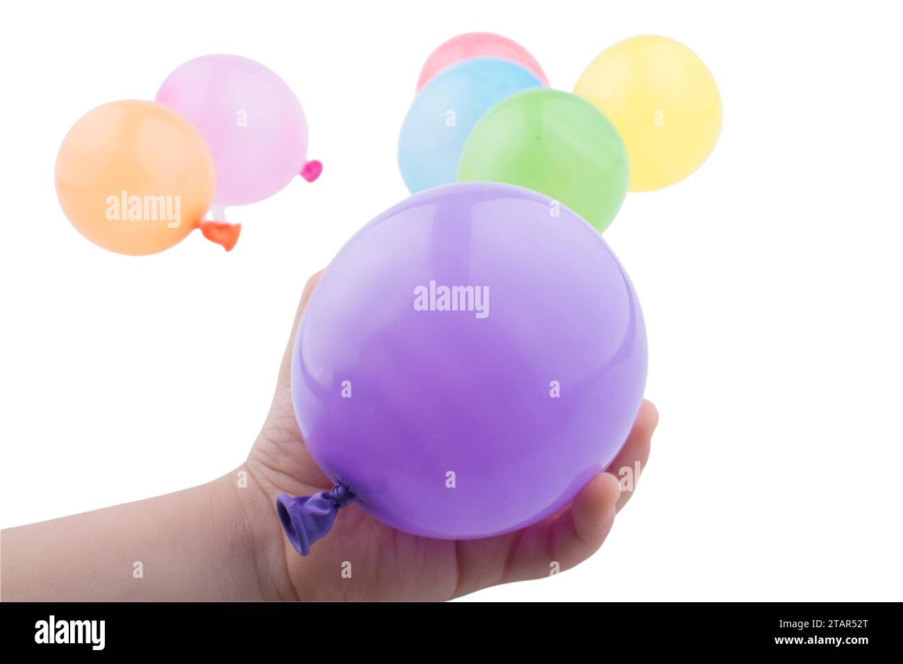 Mano sosteniendo el globo aislado sobre fondo blanco para el cumpleaños y el partido Foto de stock