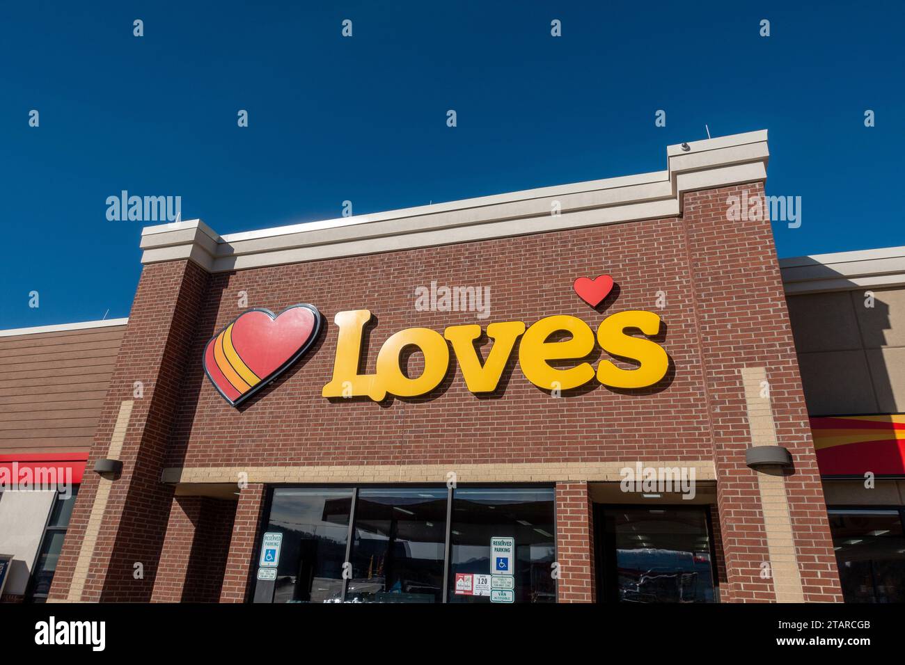 Love's Travel Paradas y Logo de la tienda de campo en Slippery Rock, PA United States Cadena de Estaciones de Gas Interestatales, Entrada a la tienda de tiendas de comida del restaurante Foto de stock