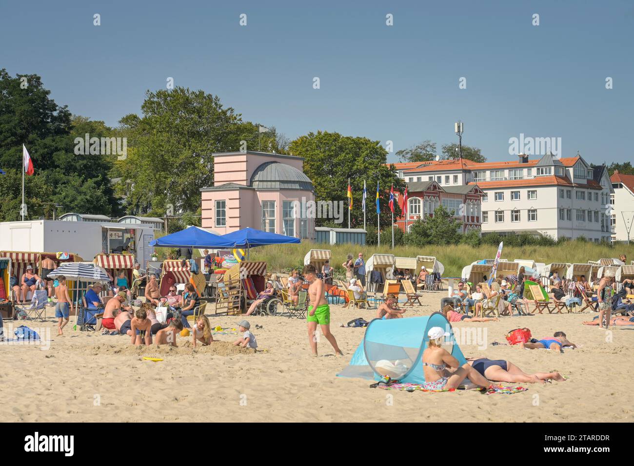 Playa, turistas, sillas de playa, Bansin, Usedom, Mecklemburgo-Pomerania Occidental, Alemania Foto de stock