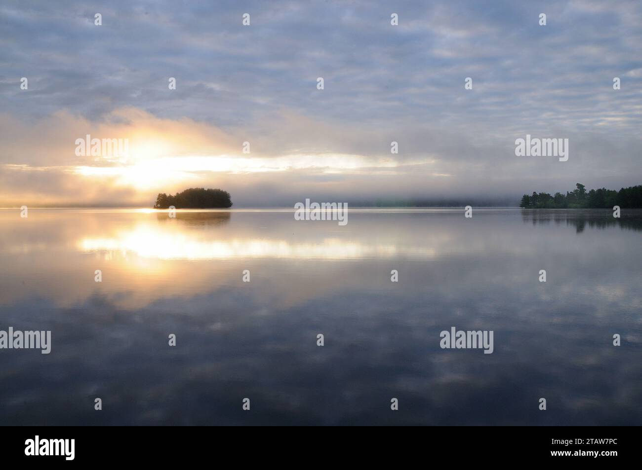 Reflexión en el agua al amanecer Foto de stock