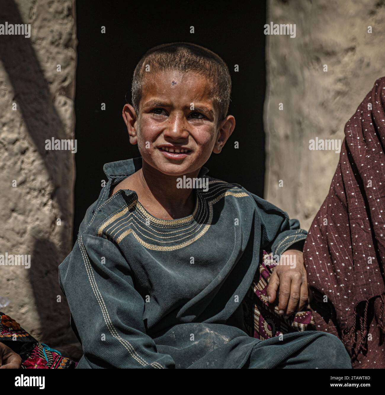 Un niño refugiado afgano sin hogar que necesita ayuda | Niño refugiado afgano necesitado en una situación difícil | Niño refugiado afgano necesitado que busca ayuda. Foto de stock