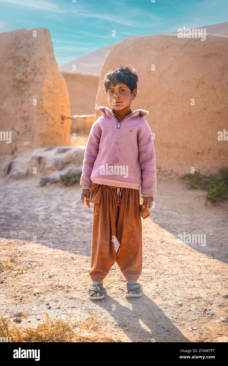 Un niño refugiado afgano sin hogar que necesita ayuda | Niño refugiado afgano necesitado en una situación difícil | Niño refugiado afgano necesitado que busca ayuda. Foto de stock