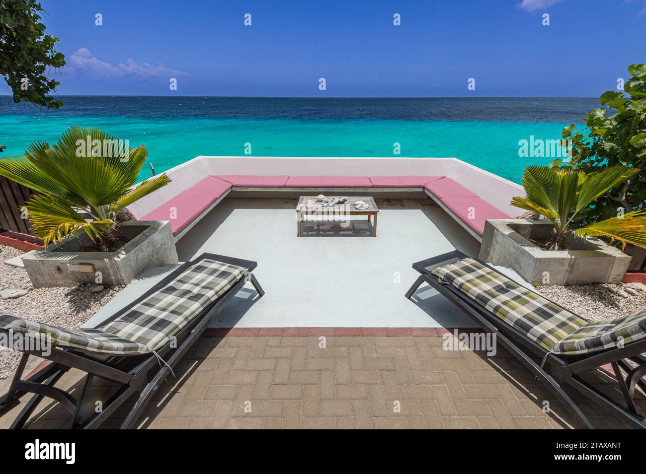 Terraza con vistas al océano Caribe, Curazao Foto de stock