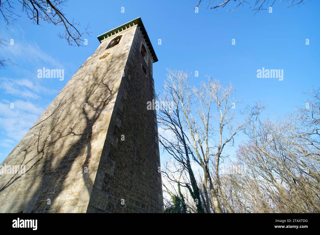 Browne’s Folly, una torre construida en 1842 sobre una colina boscosa cerca de Bathford, Bath y el noreste de Somerset, Reino Unido, enero de 2023. Foto de stock
