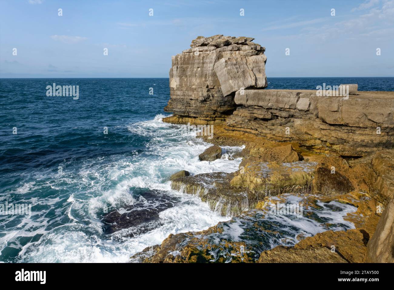 Pulpit Rock, sobrante de la cantera de Portland Stone en Portland Bill, Isla de Portland, Dorset, Reino Unido, octubre de 2023. Foto de stock