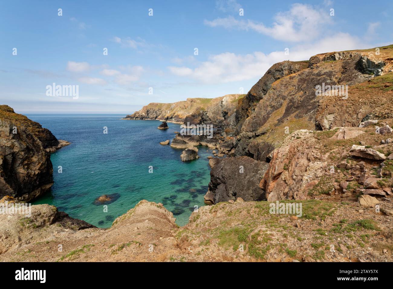 Vea hacia el oeste a lo largo de Rill Cove hacia Nantivet Rock Stack debajo de Kynance Cliffs, la Reserva Natural Nacional Lizard, Cornualles, Reino Unido, junio de 2023. Foto de stock