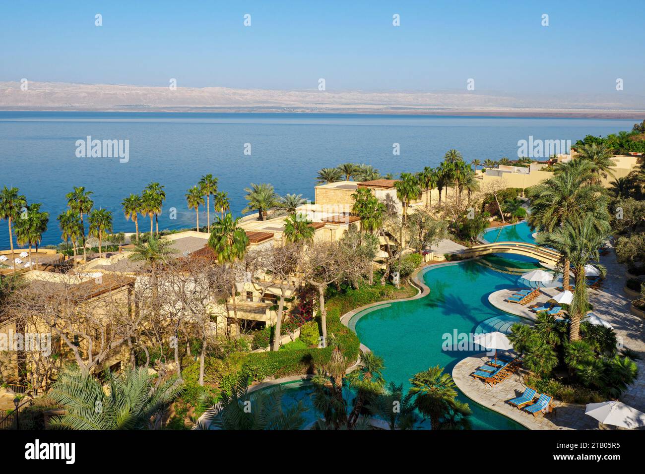 Kempinski Hotel Ishtar, un complejo de lujo de 5 estrellas junto al Mar Muerto inspirado en los jardines colgantes de Babilonia, Jordania. Foto de stock