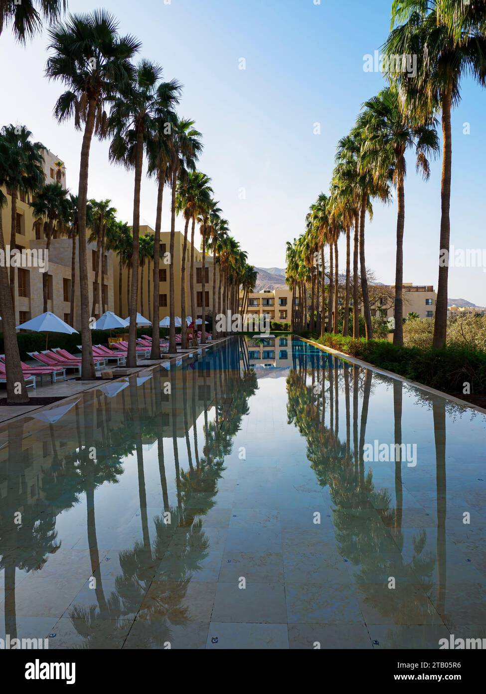 Kempinski Hotel Ishtar, un complejo de lujo de 5 estrellas junto al Mar Muerto inspirado en los jardines colgantes de Babilonia, Jordania. Foto de stock