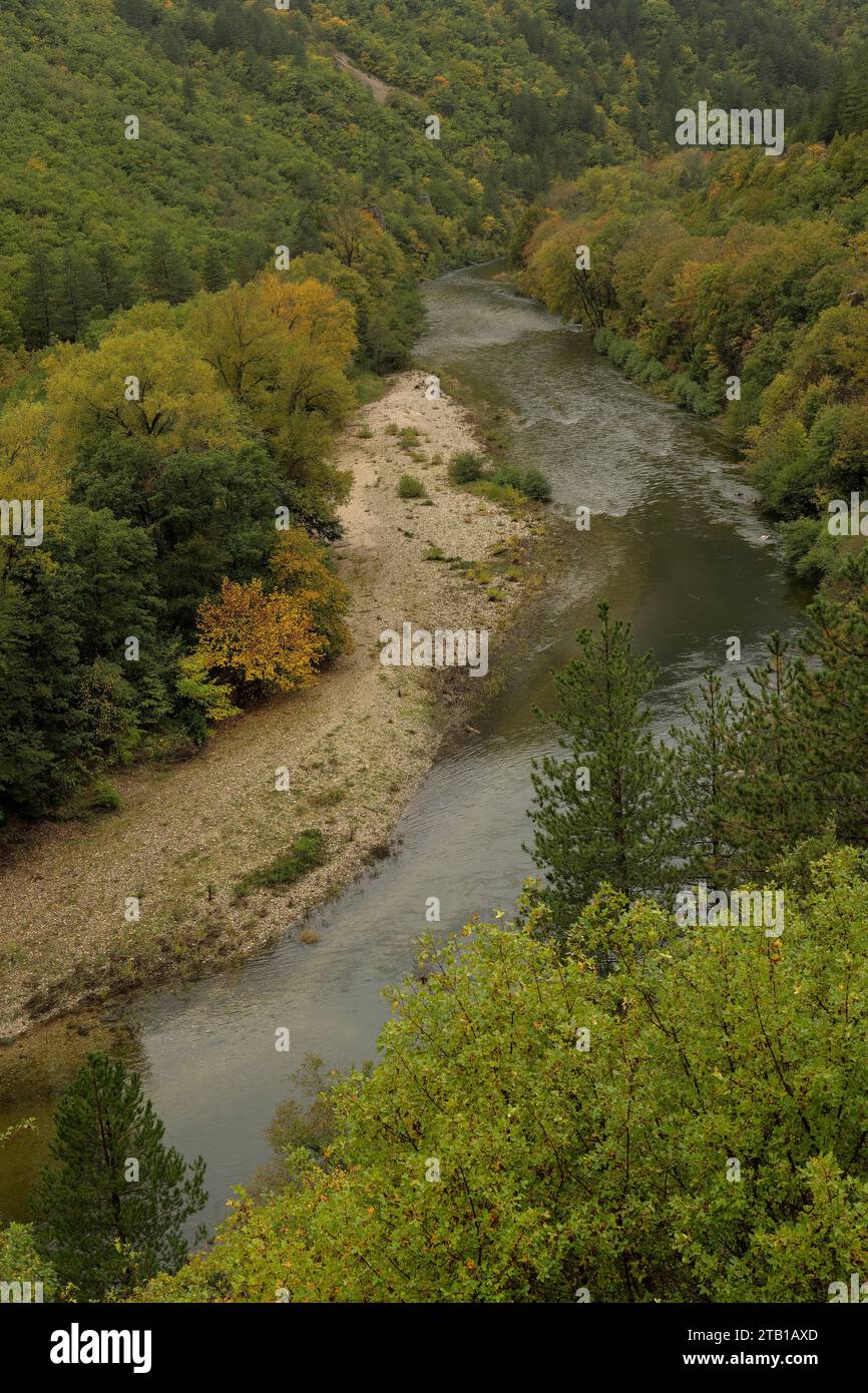 Las Gargantas del Tarn sobre Ste Enimie en otoño. Francia. Gorges du Tarn, Gòrjas de Tarn, Garganta del Tarn, Causse Méjean, Causse de Sauveterre, Lozère, Foto de stock