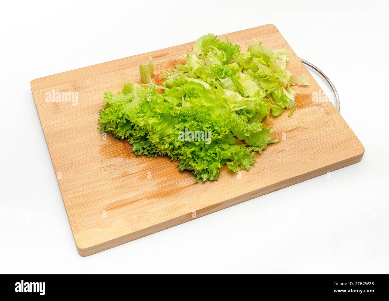 receta paso a paso de ensalada horiatiki, tabla de madera para cortar  verduras 7193995 Foto de stock en Vecteezy