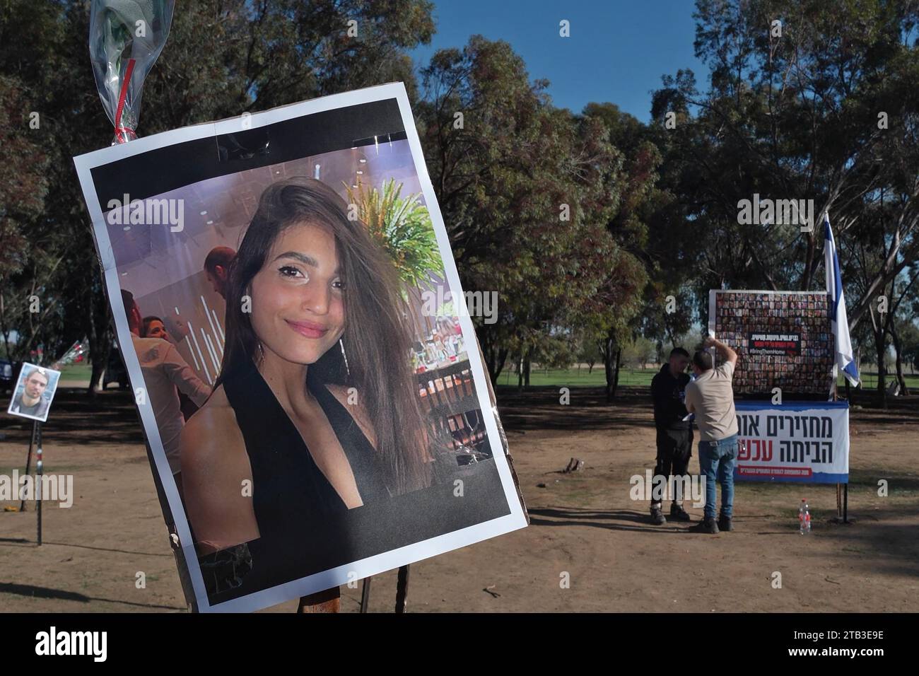 Soldados y civiles israelíes caminan en medio de una instalación con las fotos de los asistentes israelíes al festival que murieron durante el ataque del 7 de octubre por militantes de Hamas de la Franja de Gaza en el sitio del festival de música Supernova en el sexto día de una tregua entre Israel y Hamás el 28 de noviembre de 2023 en Re'im, Israel. Israel y Hamas acordaron una prórroga de dos días de su tregua inicial de cuatro días, que prometía la liberación de más rehenes israelíes retenidos en Gaza, así como la liberación de prisioneros palestinos retenidos en cárceles israelíes. Foto de stock