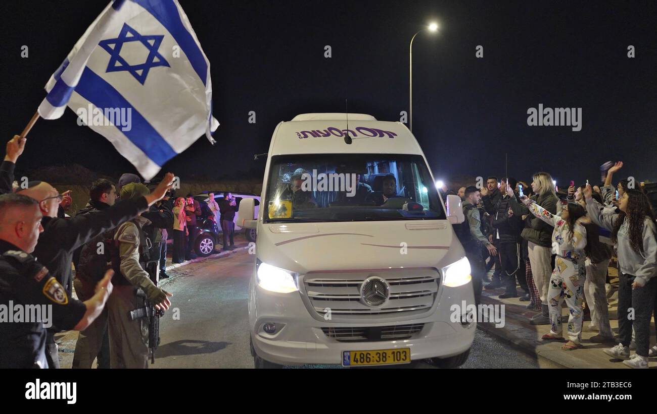 La gente sostiene banderas israelíes mientras dan la bienvenida a los rehenes israelíes recién liberados que fueron liberados de la Franja de Gaza por el grupo militante palestino Hamas el 30 de noviembre de 2023 en Ofakim, Israel. Israel y Hamas acordaron una prórroga de dos días de su tregua inicial de cuatro días, que prometía la liberación de más rehenes israelíes retenidos en Gaza, así como la liberación de prisioneros palestinos retenidos en cárceles israelíes. Foto de stock