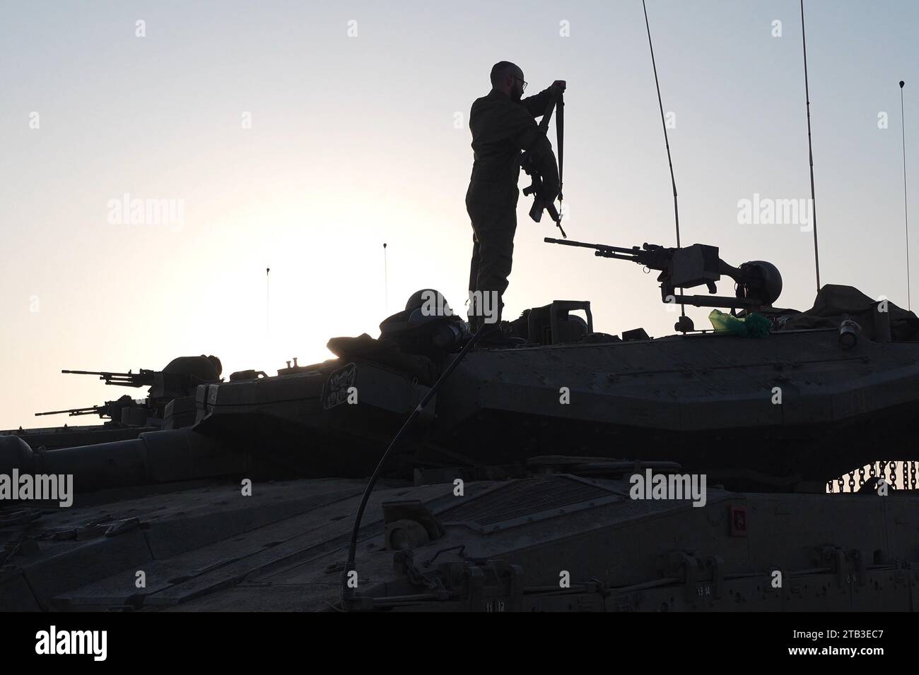 Un soldado israelí se encuentra en un tanque desplegado cerca de la frontera con la Franja de Gaza después de regresar de Gaza en el sexto día de una tregua entre Israel y Hamás el 28 de noviembre de 2023 en Be'eri, Israel. Israel y Hamas acordaron una prórroga de dos días de su tregua inicial de cuatro días, que prometía la liberación de más rehenes israelíes retenidos en Gaza, así como la liberación de prisioneros palestinos retenidos en cárceles israelíes. Foto de stock