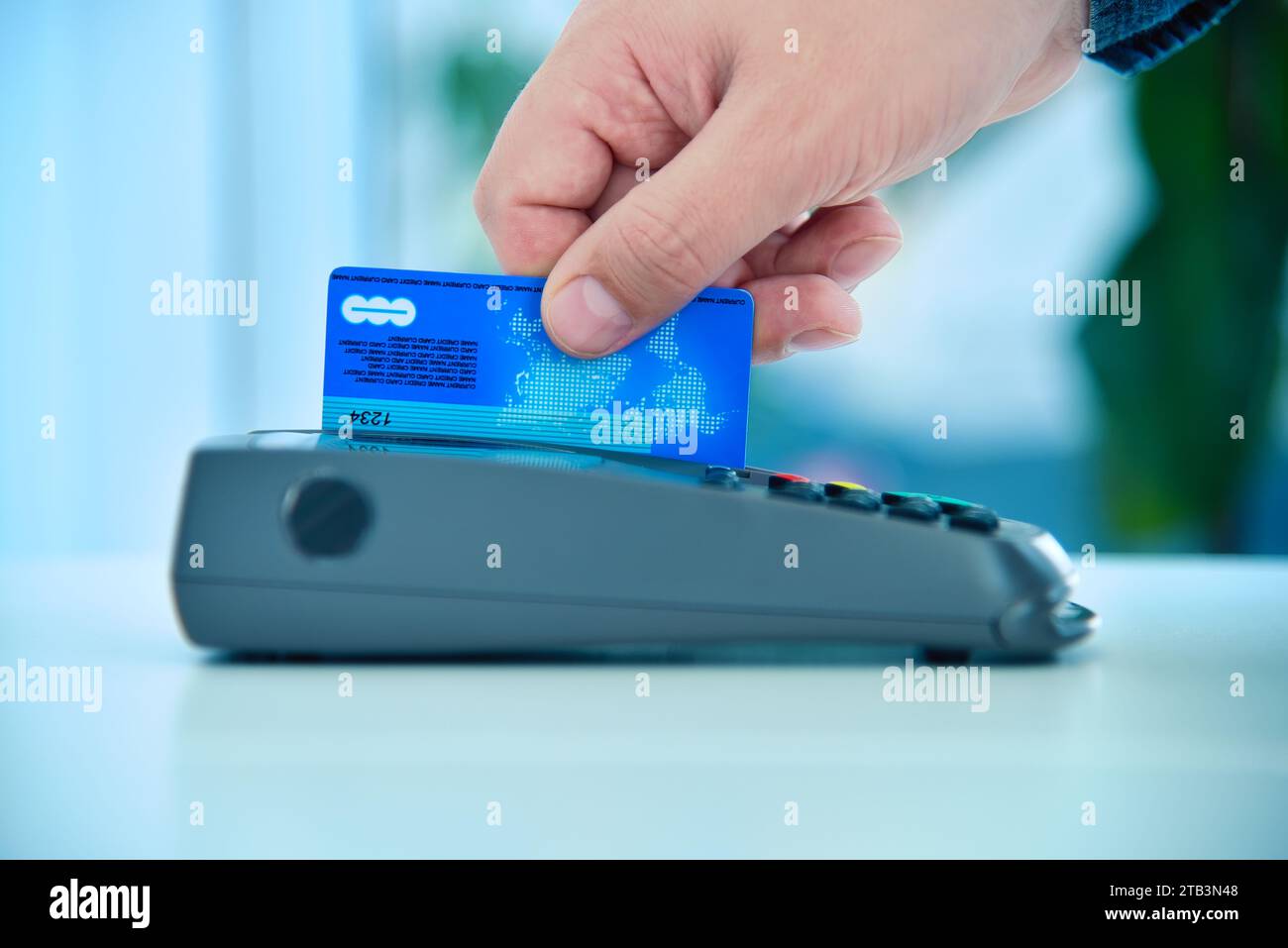 Pago con tarjeta en terminal de pago. Dinero electrónico y concepto de compras. De cerca Foto de stock