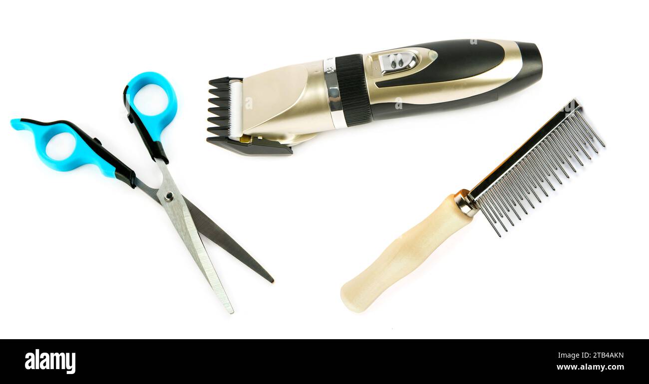 Tijeras, cortadora de pelo y peine para el cuidado del cabello de mascotas aisladas sobre fondo blanco. Foto amplia. Collage. Foto de stock