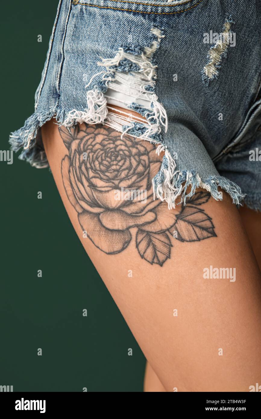 tatuajes de palabras en la parte posterior del muslo