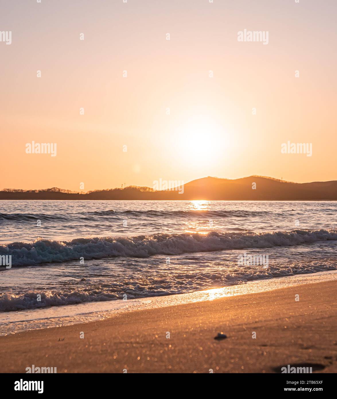 Puesta de sol en la playa. Naranja y dorado atardecer cielo calma tranquila luz solar relajante verano estado de ánimo. Foto de stock