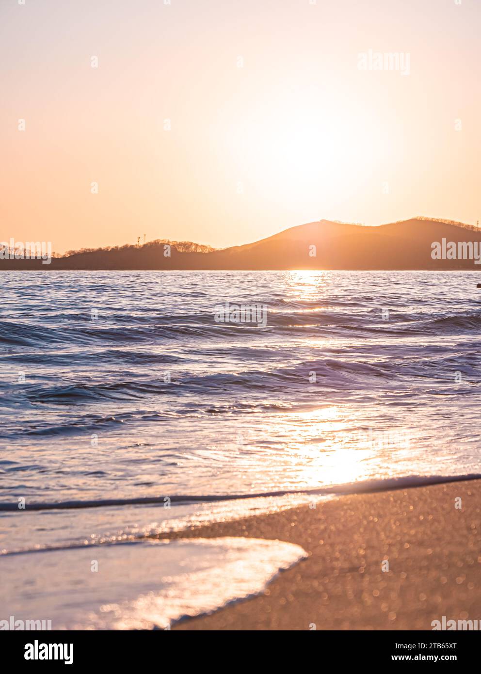 Puesta de sol en la playa. Naranja y dorado atardecer cielo calma tranquila luz solar relajante verano estado de ánimo. Foto de stock