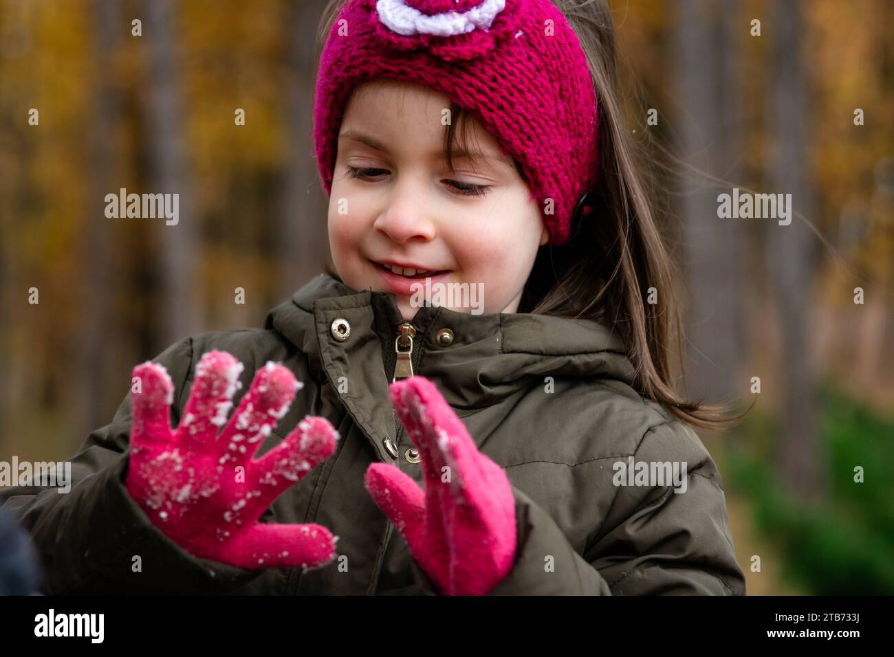 Guantes de invierno para niñas fotografías e imágenes de alta resolución -  Alamy
