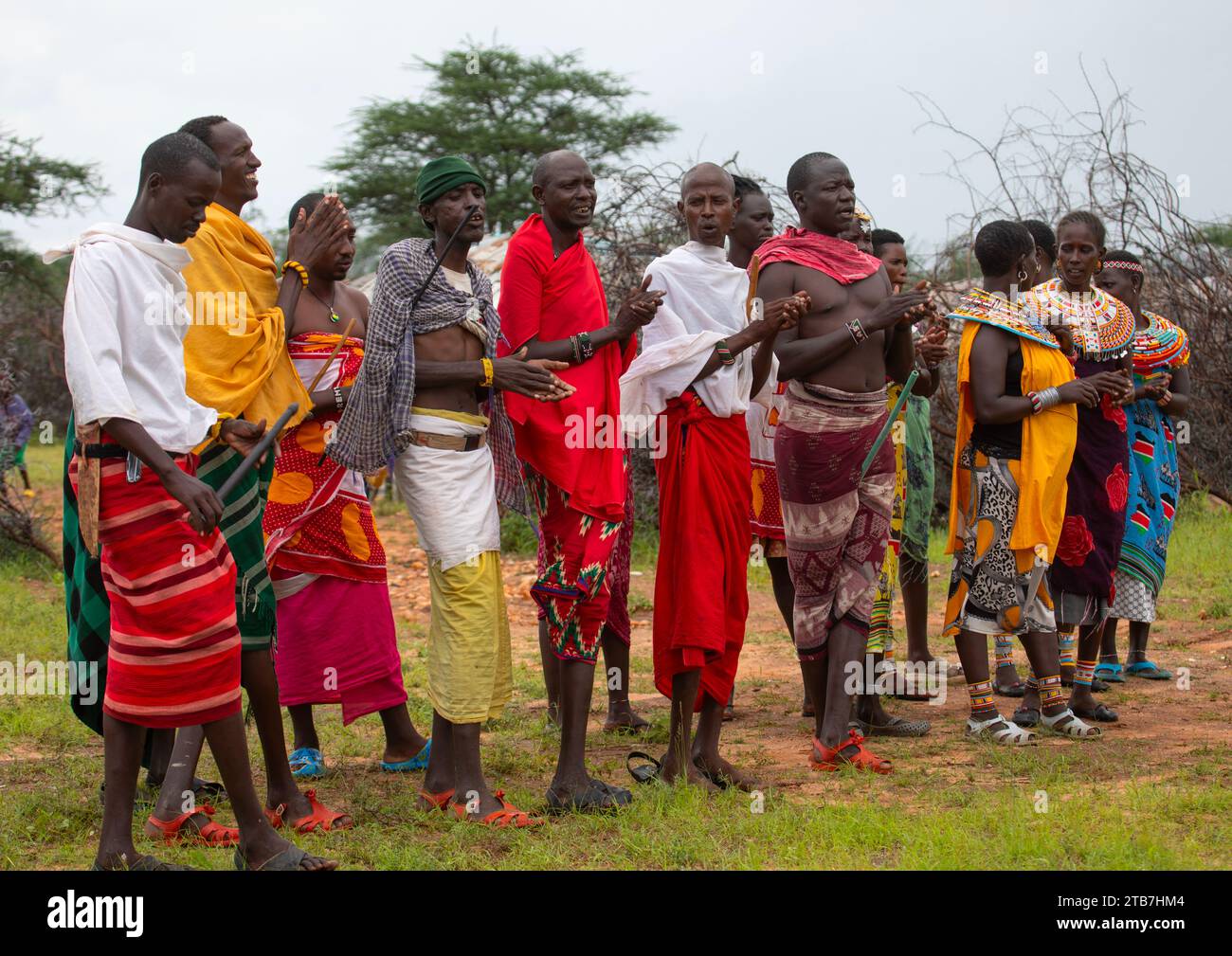 Hombres y mujeres de la tribu Samburu, Condado de Samburu, Reserva Nacional Samburu, Kenia Foto de stock