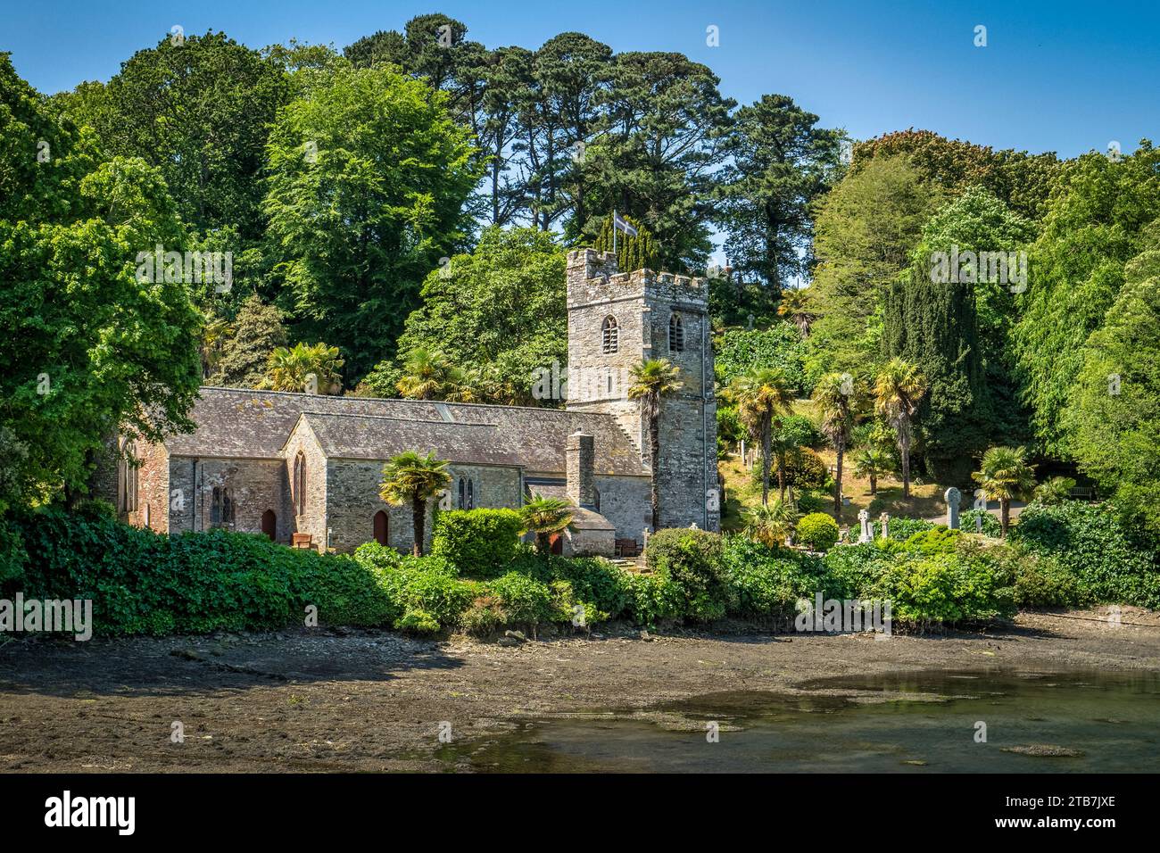 29 de mayo de 2023:St Just in Roseland, Cornualles, Reino Unido - Esta hermosa iglesia es famosa por sus jardines subtropicales, y se encuentra en las orillas de las mareas de St Ju Foto de stock