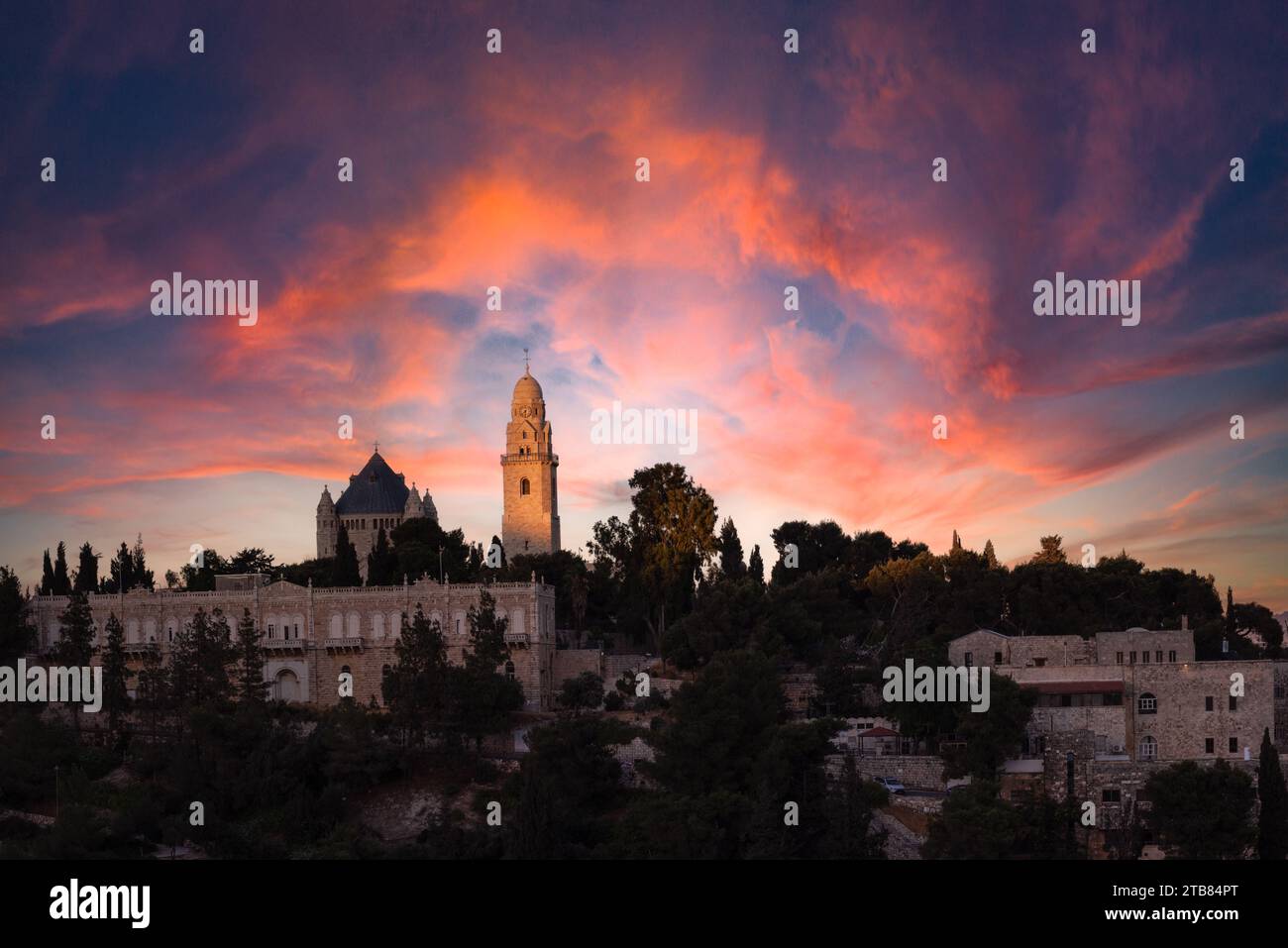 Vista colorida de la puesta de sol del Monte Zion y la St. Catedral de Santiago en el barrio armenio de la Ciudad Vieja de Jerusalén. Foto de stock