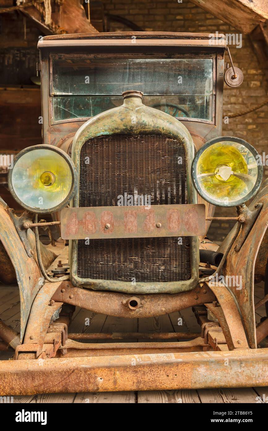 Imagen de estilo retro de un coche clásico oxidado y roto de principios del siglo XX Foto de stock