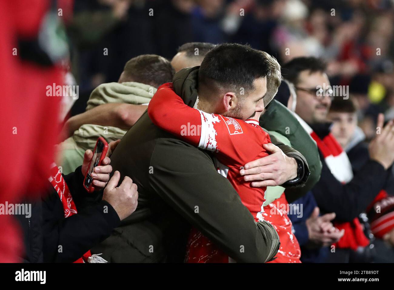 Wimbledon, Reino Unido. 4 de diciembre de 2023. Jack Paxman de Ramsgate agradece el apoyo de viaje a tiempo completo durante el partido de la segunda ronda de la Copa FA entre AFC Wimbledon y Ramsgate en Plough Lane, Wimbledon el lunes 4 de diciembre de 2023. (Foto: Tom West | MI News) Crédito: MI News & Sport /Alamy Live News Foto de stock