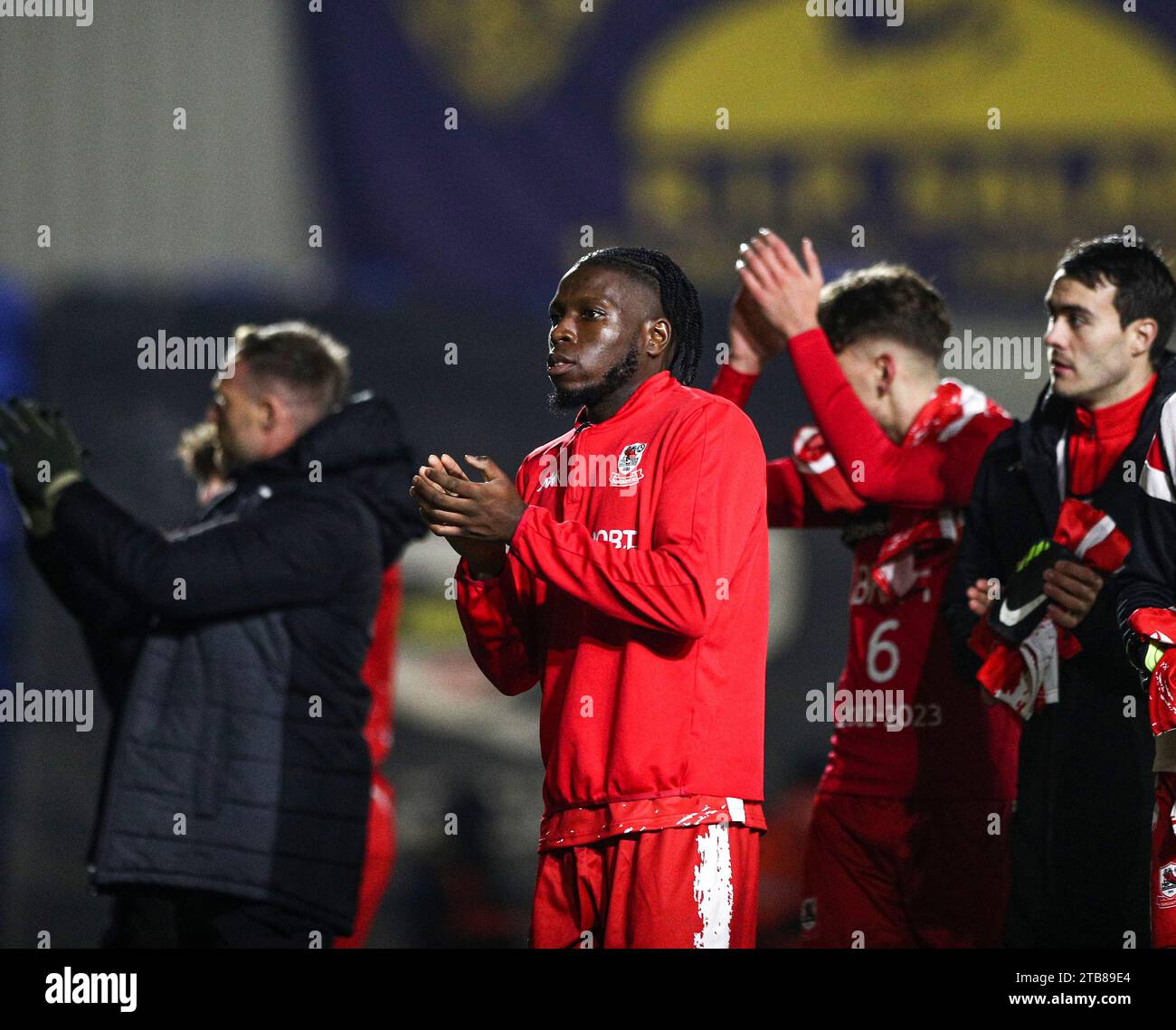 Wimbledon, Reino Unido. 4 de diciembre de 2023. Bode Anidugbe de Ramsgate agradece el apoyo de viaje a tiempo completo durante el partido de la segunda ronda de la Copa FA entre AFC Wimbledon y Ramsgate en Plough Lane, Wimbledon el lunes 4 de diciembre de 2023. (Foto: Tom West | MI News) Crédito: MI News & Sport /Alamy Live News Foto de stock